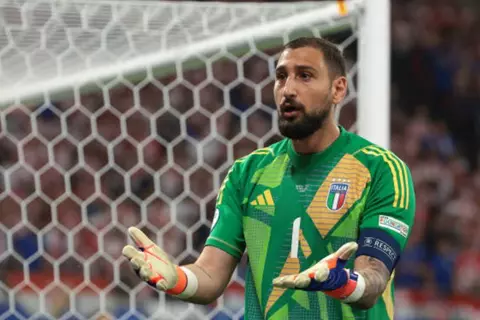 مستقبل دوناروما في مانشستر سيتي.. هل ينجح في اجتياز اختبارات جوارديولا؟